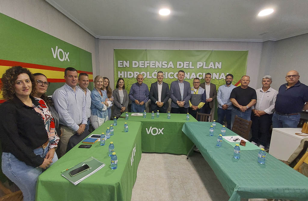El nuevo presidente de VOX Regi�n de Murcia Jos� Manuel Pancorbo se re�ne con la nueva directiva de Totana 